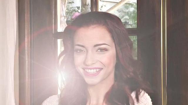 юная брюнетка дрочит киску и мечтает о двух членах сразу