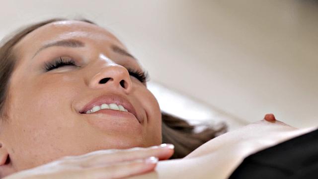 Девичья встреча: привет вместо рукопожатия сразу языком