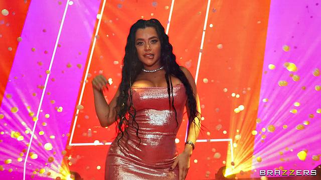 Луна Стар и Сара Ретали устраивают жаркое групповое развлечение с Кеироном Ли в отеле после выставки.