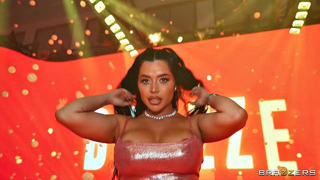 Луна Стар и Сара Ретали устраивают жаркое групповое развлечение с Кеироном Ли в отеле после выставки.