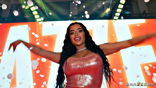 Луна Стар и Сара Ретали устраивают жаркое групповое развлечение с Кеироном Ли в отеле после выставки.