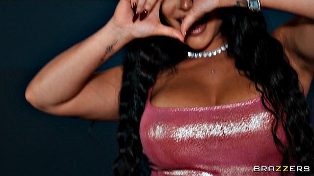 Луна Стар и Сара Ретали устраивают жаркое групповое развлечение с Кеироном Ли в отеле после выставки.