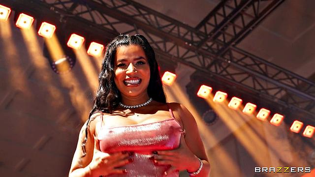 Луна Стар и Сара Ретали устраивают жаркое групповое развлечение с Кеироном Ли в отеле после выставки.