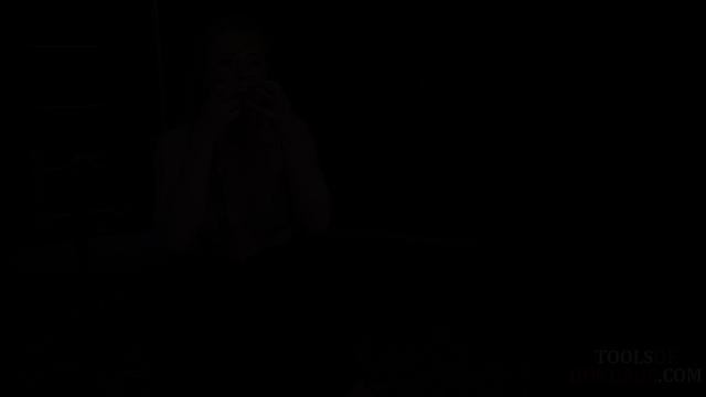 Связал покорную любовницу и засадил ей дилдо по полной программе.