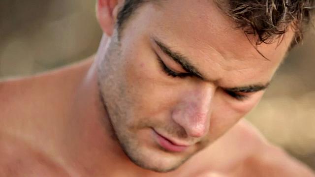 Качок дрочит в спортзале и кончает