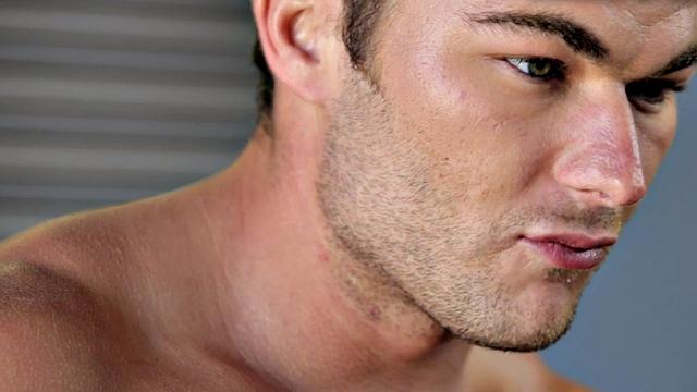 Качок дрочит в спортзале и кончает