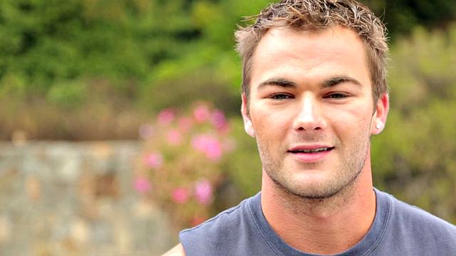 Качок дрочит в спортзале и кончает