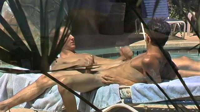 Два мускулистых гея трахаются у бассейна - Jason Raze и Billy Windsor показывают шоу на публике.