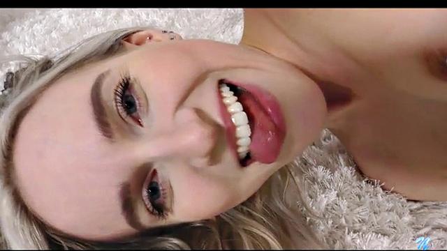 Смотри, как София Скай раздевается и глубоко долбит себя огромным дилдо