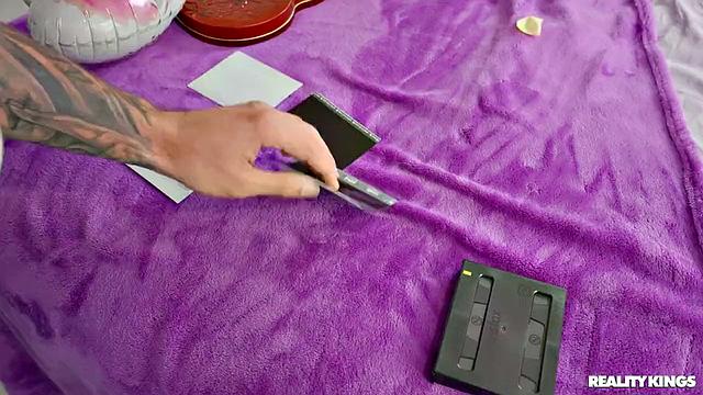 Арабелль Рафаэль расплачивается с фотографом горячим сексом на День святого Валентина, трахаясь и получая сперму на грудь от Джеймса Энджела.