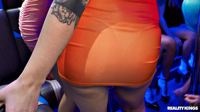 Девки раздеваются и трахаются с парнями в клубе