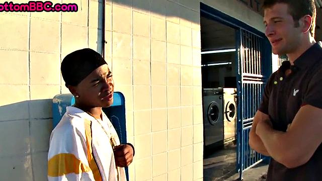 Black picked up stud gets fucked outdoors by white top for cash