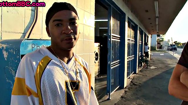 Black picked up stud gets fucked outdoors by white top for cash