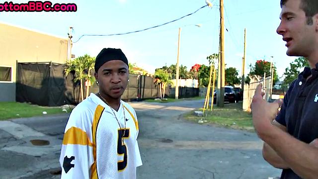 Black picked up stud gets fucked outdoors by white top for cash