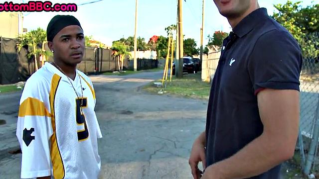 Black picked up stud gets fucked outdoors by white top for cash