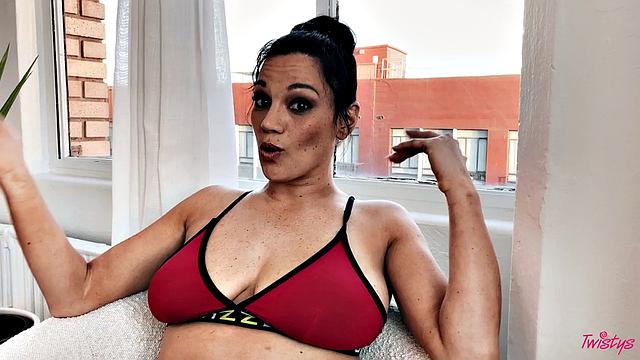 Мона Азар медленно раздевается, играет с грудью и мастурбирует на меху перед камерой в роскошной квартире с видом на город.