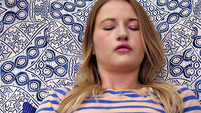 блондинка решила: пусть трусы завидуют её сочным губам