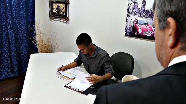 Два зрелых гея жёстко трахаются без защиты, азиат стонет от кайфа от пальцев и члена друга.