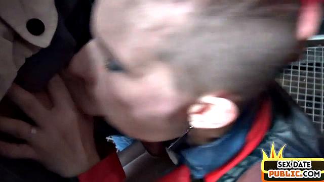 Милая малышка с маленькой грудью сосёт два члена