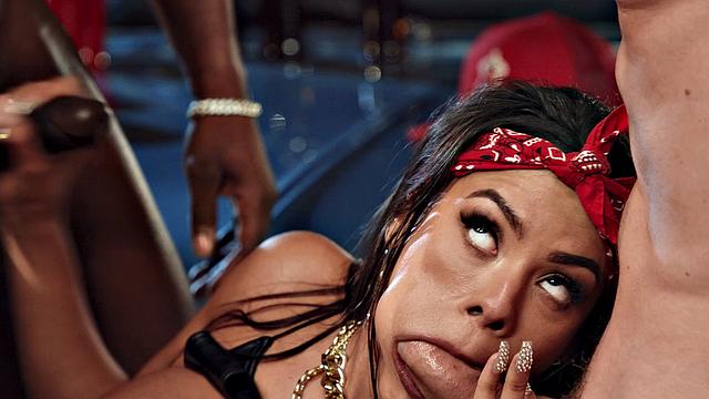 luna star устраивает жёсткую групповуху с тремя парнями на улице