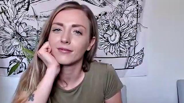 Webcam lez babes toying and rubbing their wet shaved areas