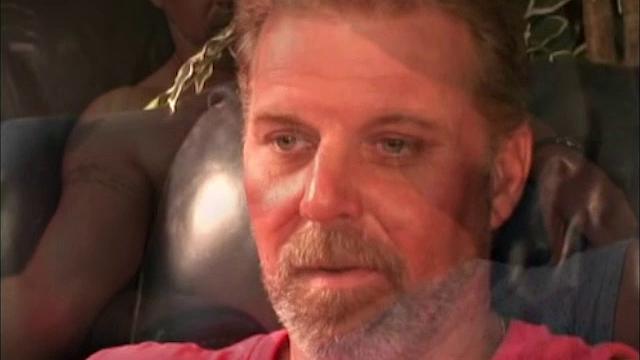 Рэй дрочит зрелому мужику и ловит горячий финиш