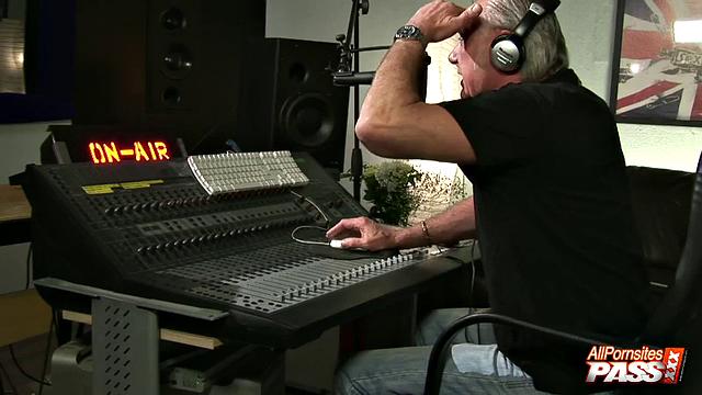 Hot chicks showing up for interview 4K