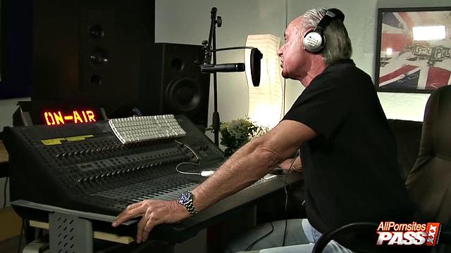 Hot chicks showing up for interview 4K