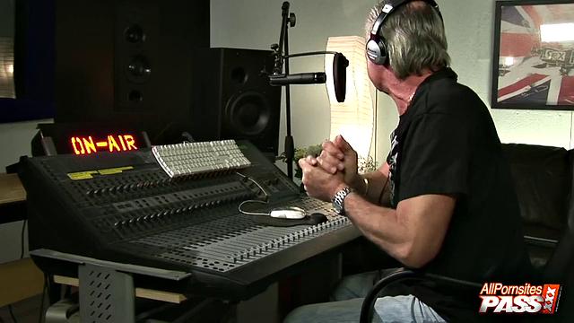 Hot chicks showing up for interview 4K