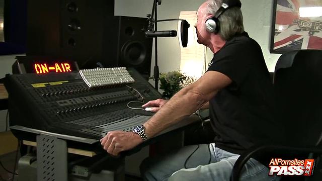 Hot chicks showing up for interview 4K