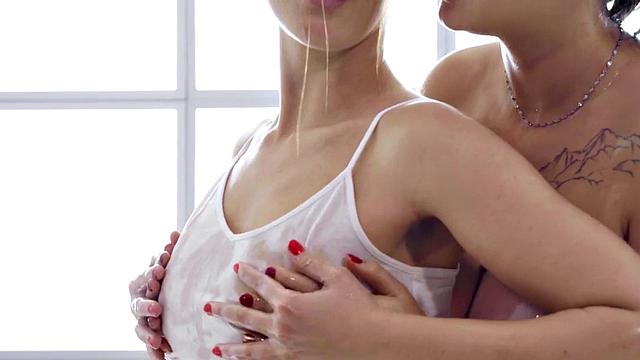 Les WAM babe fingers GFs twat on slippery oiled massage