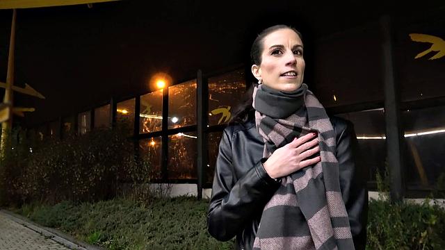 Watch this hot chick give a steamy outdoor handjob and get a hot facial