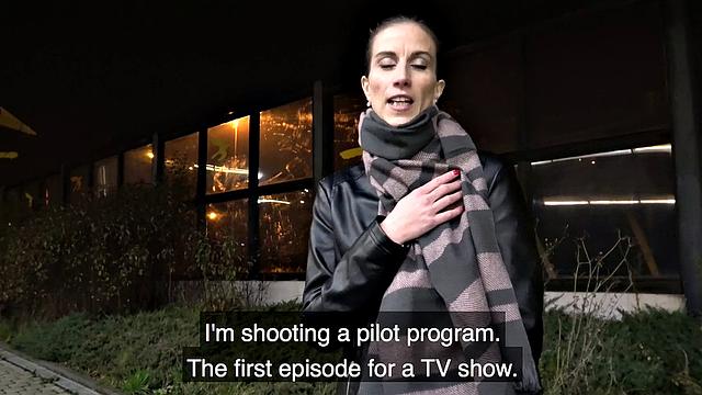 Watch this hot chick give a steamy outdoor handjob and get a hot facial