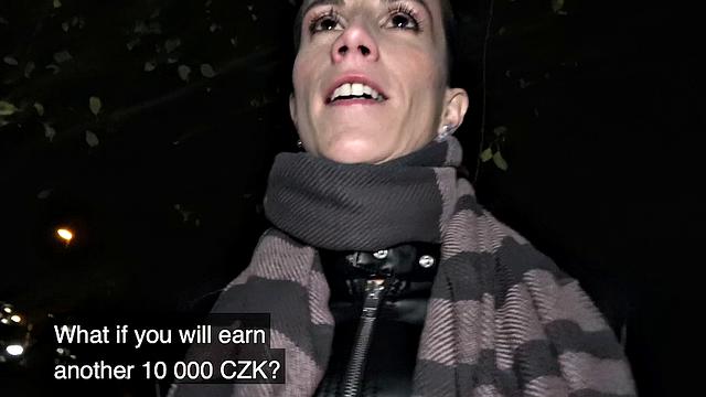 Watch this hot chick give a steamy outdoor handjob and get a hot facial