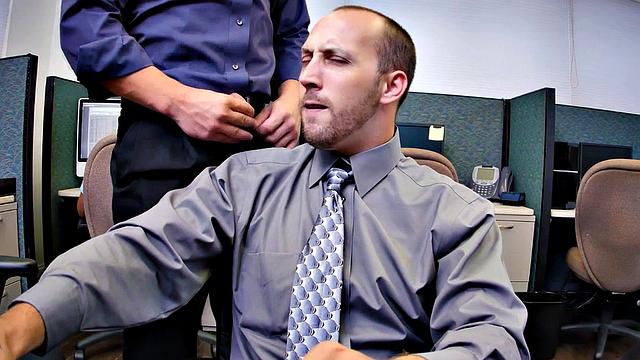 начальник в очках жёстко трахает двоих парней на кухне офиса