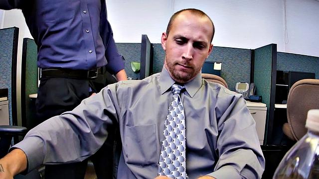 начальник в очках жёстко трахает двоих парней на кухне офиса