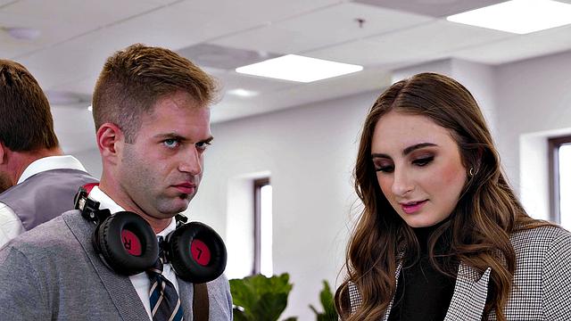 милф-начальница с очками жёстко трахается с подчинённым в офисе