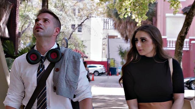 милф-начальница с очками жёстко трахается с подчинённым в офисе