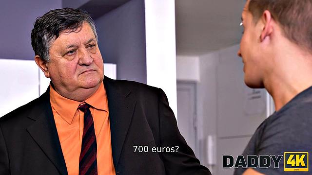 Пухлый папаша раскладывает деньги и трахает тугую киску девушки сына