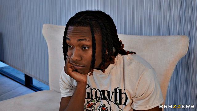 блондинка раздевает клиента и трахает его на парикмахерском кресле