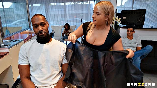 блондинка раздевает клиента и трахает его на парикмахерском кресле