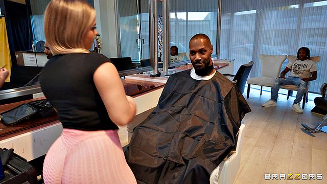 блондинка раздевает клиента и трахает его на парикмахерском кресле