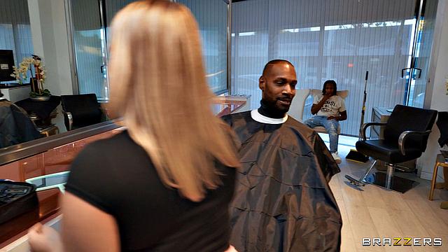 блондинка раздевает клиента и трахает его на парикмахерском кресле