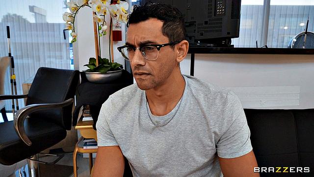 блондинка раздевает клиента и трахает его на парикмахерском кресле