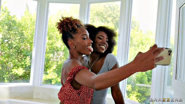 Шалавы Лейси Лондон и Амари Энн застукали соседа за дрочкой и устроили жёсткий групповой трах втроём с ним.