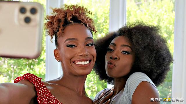 Шалавы Лейси Лондон и Амари Энн застукали соседа за дрочкой и устроили жёсткий групповой трах втроём с ним.