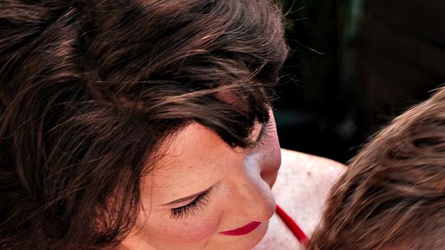 зрелая мачеха в бикини натирает грудь маслом и получает кремпай от пасынка