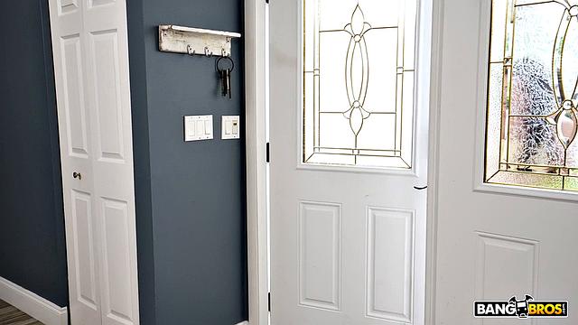 мощная мачеха наказывает пасынка за его тайные фантазии