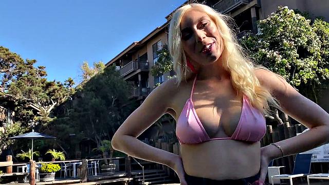 Блондинистая милфа Кей веселится в бикини и не только