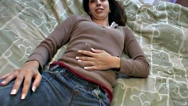 Pussy-fucked amateur gf spreads her legs